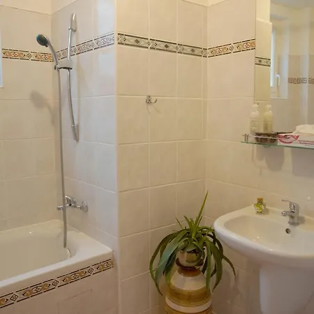 Lauretta 4*