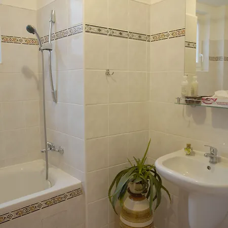 Lauretta 4*