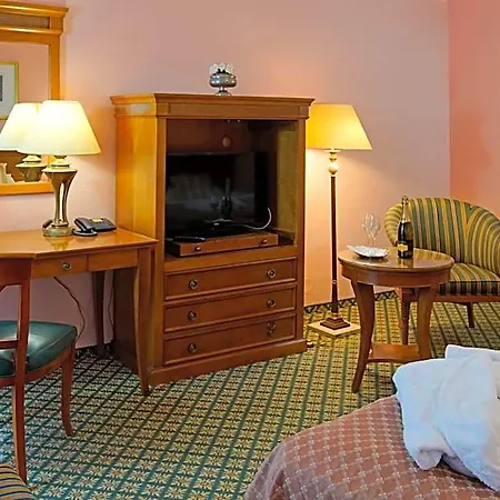 Lauretta 4*