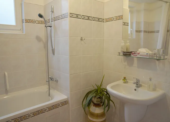 Lauretta 4*